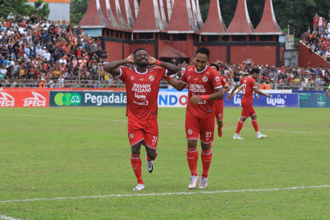 Duet Ngwoke dan Ihwan cemerlang saat menghajar Persiraja 4-0 di Stadion Agus Salim (Foto: Semen Padang FC)